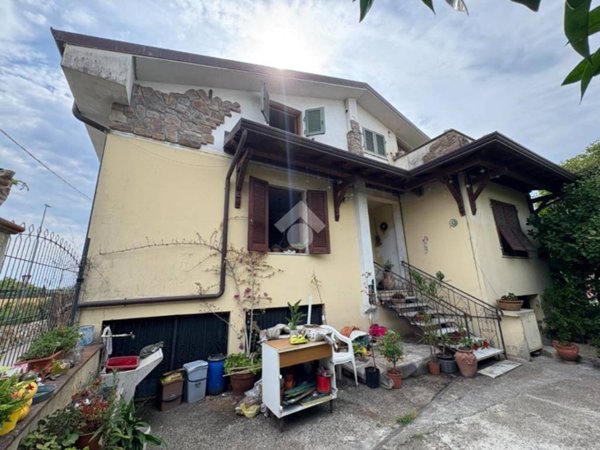 casa indipendente in vendita a Massa