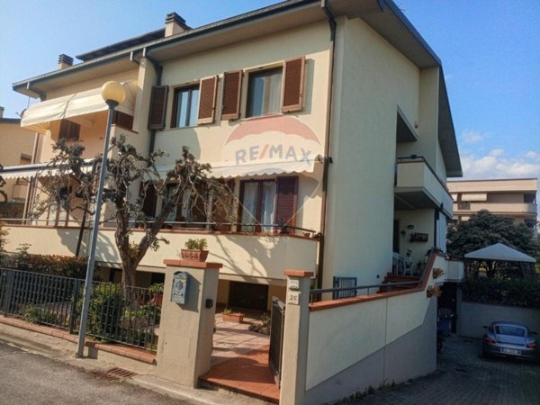 casa indipendente in vendita a Massa