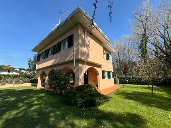 casa indipendente in vendita a Massa in zona Poveromo