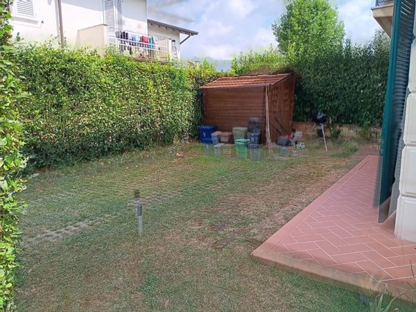 casa indipendente in vendita a Massa in zona Poveromo