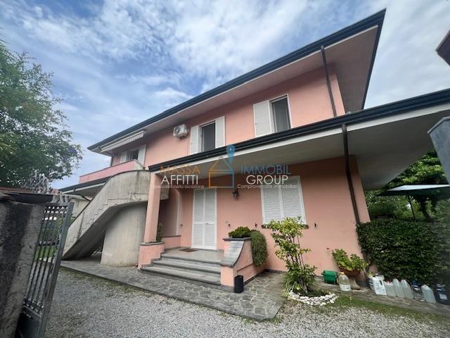 casa indipendente in vendita a Massa in zona Marina di Massa