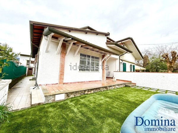 casa indipendente in vendita a Massa in zona Poveromo