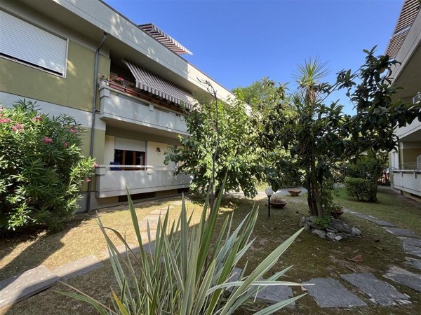 appartamento in vendita a Massa in zona Marina dei Ronchi