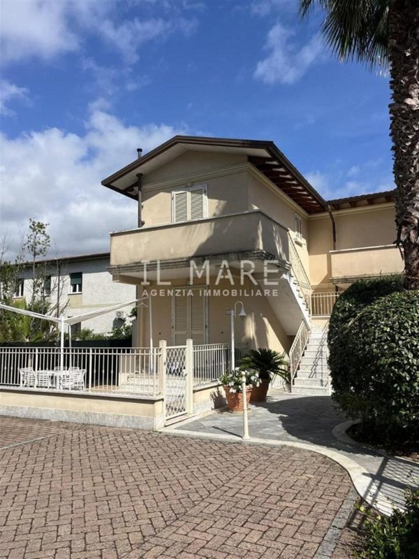 appartamento in vendita a Massa in zona Marina di Massa