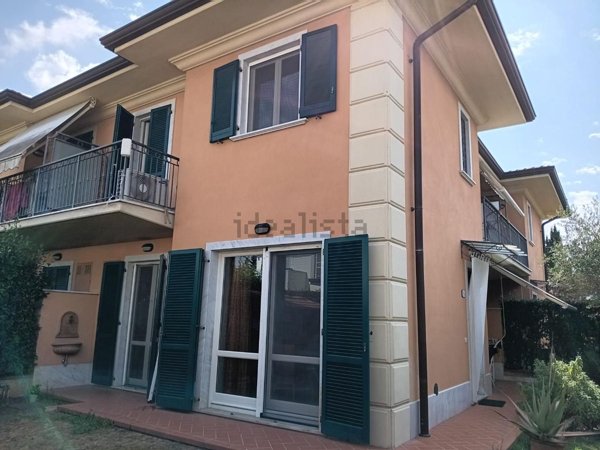 casa indipendente in vendita a Massa in zona Marina dei Ronchi
