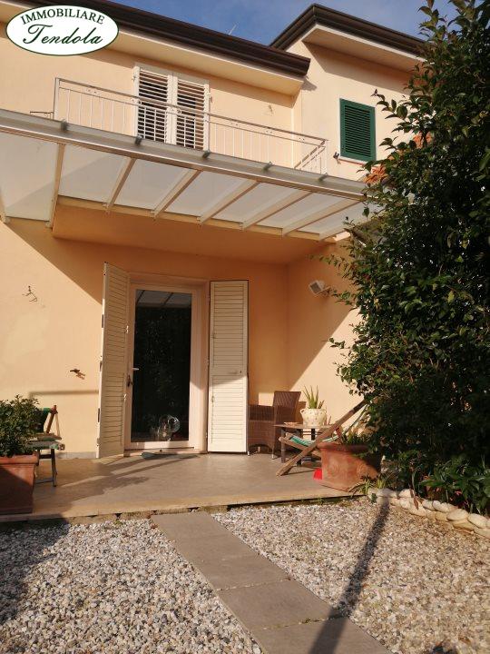 casa indipendente in vendita a Massa in zona Marina di Massa