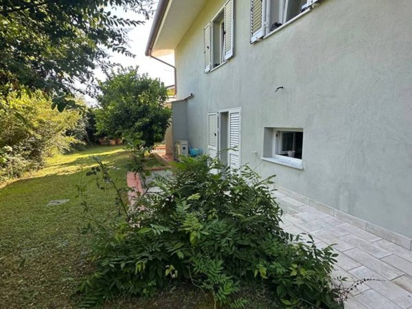 casa indipendente in vendita a Massa in zona Marina di Massa