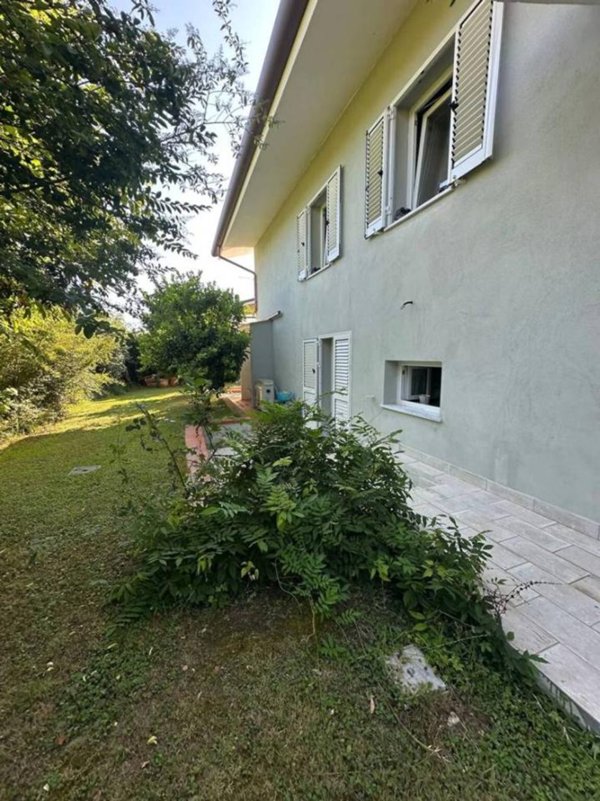 casa indipendente in vendita a Massa in zona Marina di Massa