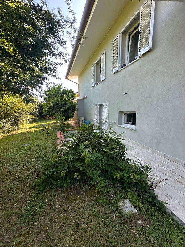 casa indipendente in vendita a Massa in zona Marina dei Ronchi