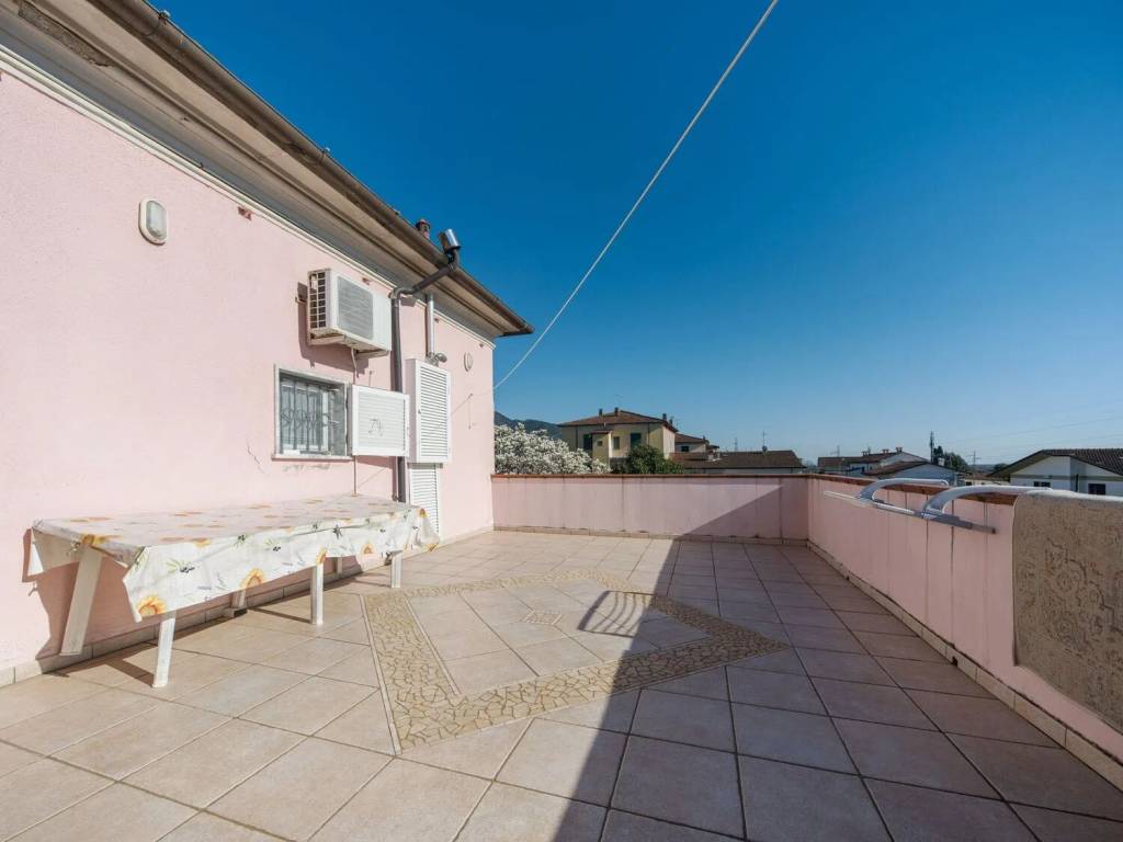 casa indipendente in vendita a Massa in zona Marina di Massa