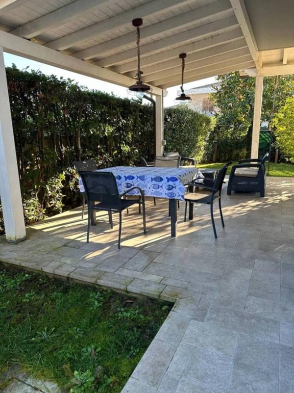 casa indipendente in vendita a Massa in zona Marina di Massa