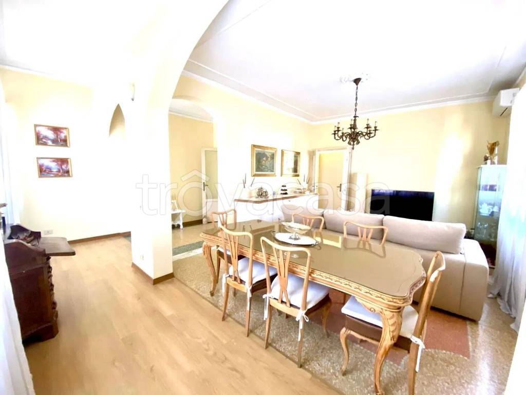 casa indipendente in vendita a Massa in zona Marina di Massa