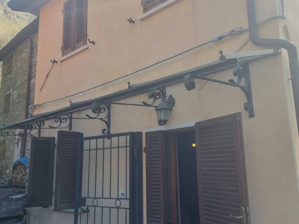 casa indipendente in vendita a Massa
