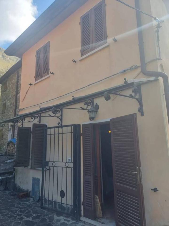 casa indipendente in vendita a Massa in zona Pariana