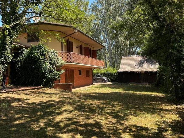 casa indipendente in vendita a Massa in zona Poveromo