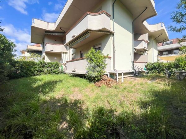 appartamento in vendita a Massa in zona Marina dei Ronchi