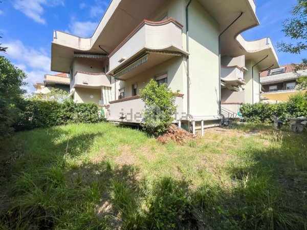 appartamento in vendita a Massa in zona Marina dei Ronchi