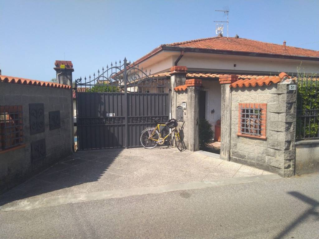 casa indipendente in vendita a Massa in zona Marina di Massa