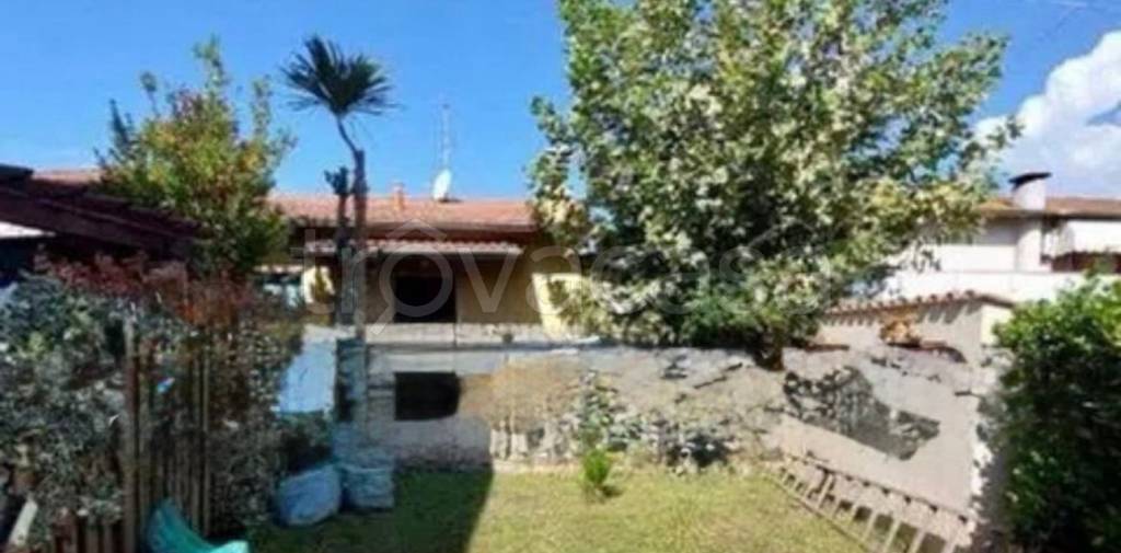 appartamento in vendita a Massa in zona Marina di Massa