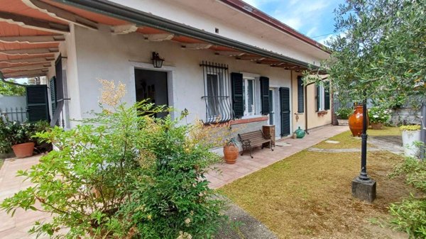 casa semindipendente in vendita a Massa in zona Marina di Massa