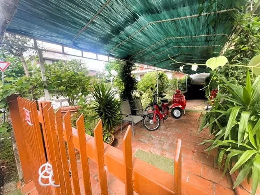 locale di sgombero in vendita a Massa in zona Marina dei Ronchi