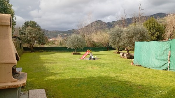 casa indipendente in vendita a Massa