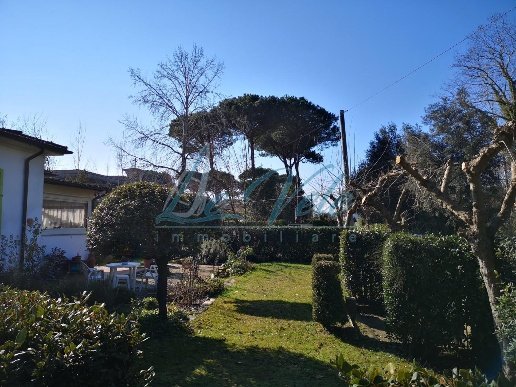 casa indipendente in vendita a Massa in zona Marina dei Ronchi