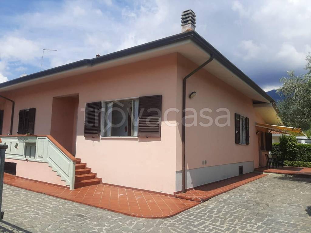 casa indipendente in vendita a Massa in zona Romagnano