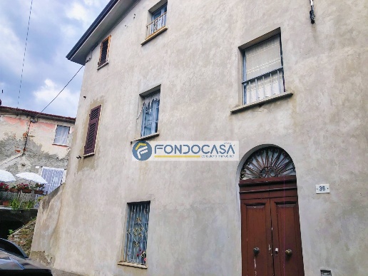 casa indipendente in vendita a Massa in zona Romagnano