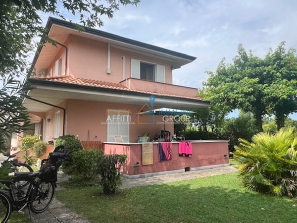 casa indipendente in vendita a Massa in zona Marina di Massa