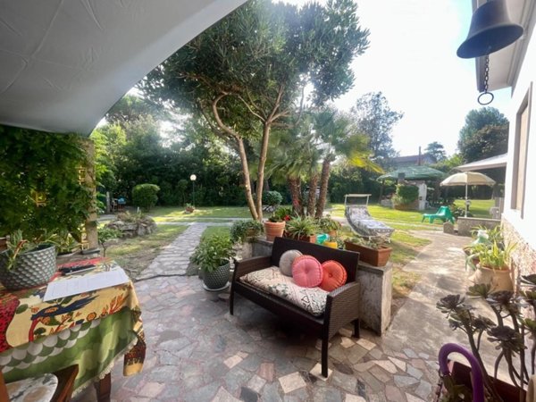 casa indipendente in vendita a Massa in zona Marina di Massa