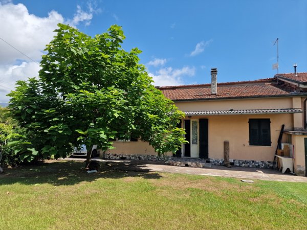 casa indipendente in vendita a Massa in zona Marina di Massa