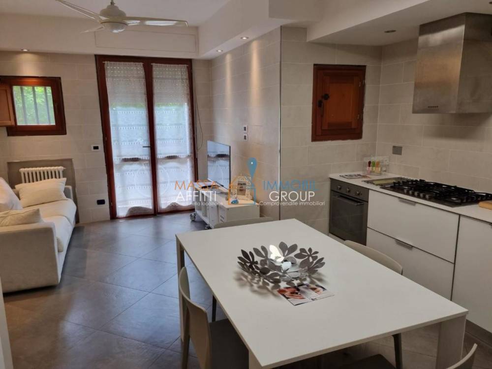 casa indipendente in vendita a Massa in zona Marina di Massa