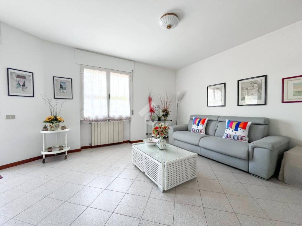 appartamento in vendita a Massa in zona Marina dei Ronchi