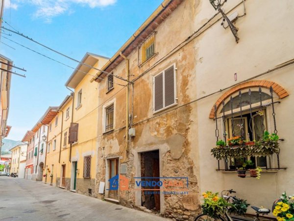 casa indipendente in vendita a Massa in zona Centro Storico