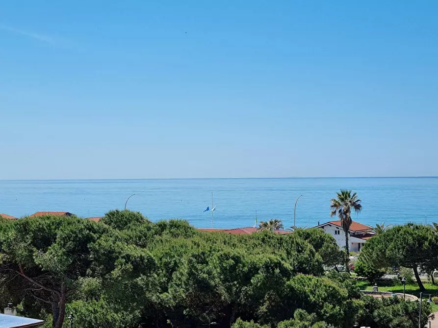 appartamento in vendita a Massa in zona Marina dei Ronchi