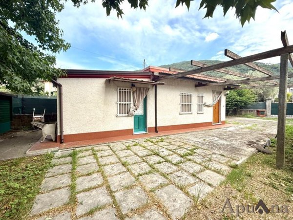 casa indipendente in vendita a Massa in zona Centro Storico