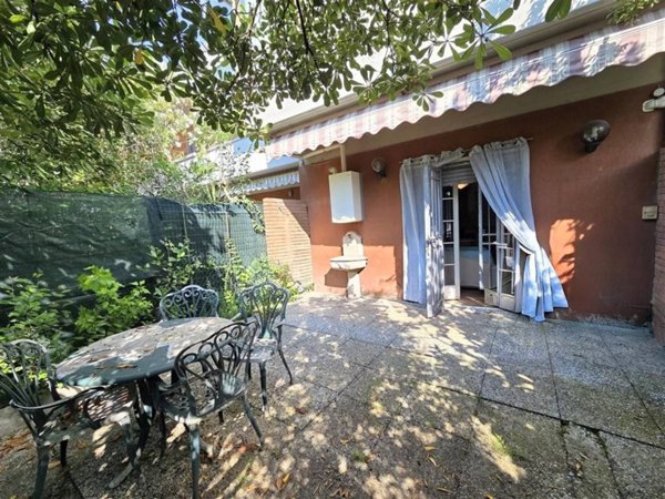 casa indipendente in vendita a Massa in zona Marina di Massa