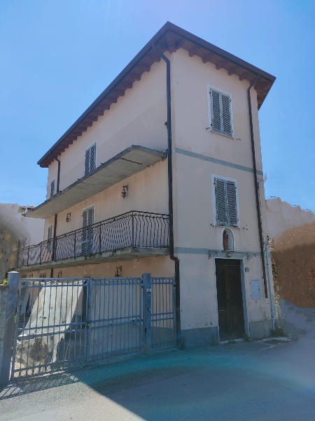 casa indipendente in vendita a Massa in zona Centro Storico