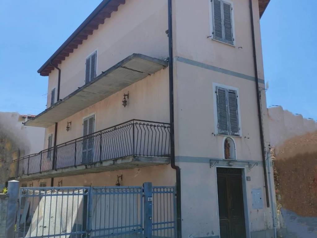 casa indipendente in vendita a Massa