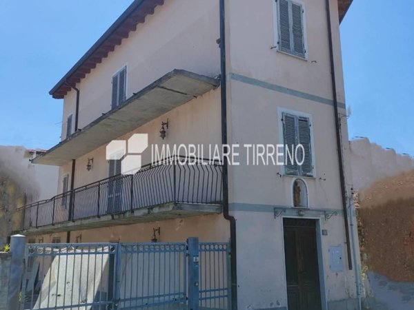 casa indipendente in vendita a Massa in zona Centro Storico