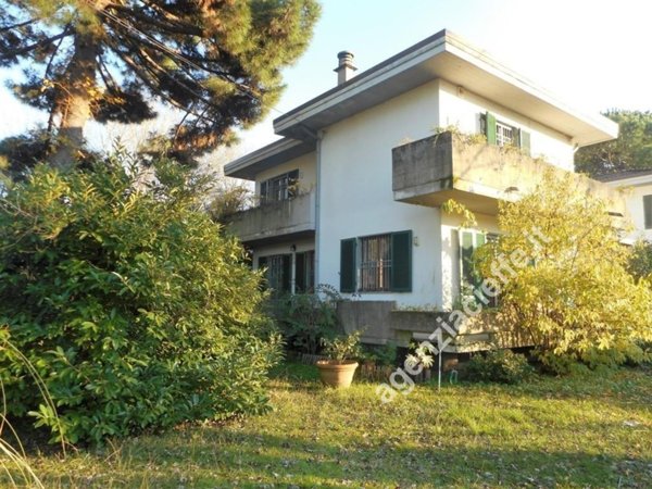casa indipendente in vendita a Massa in zona Marina dei Ronchi