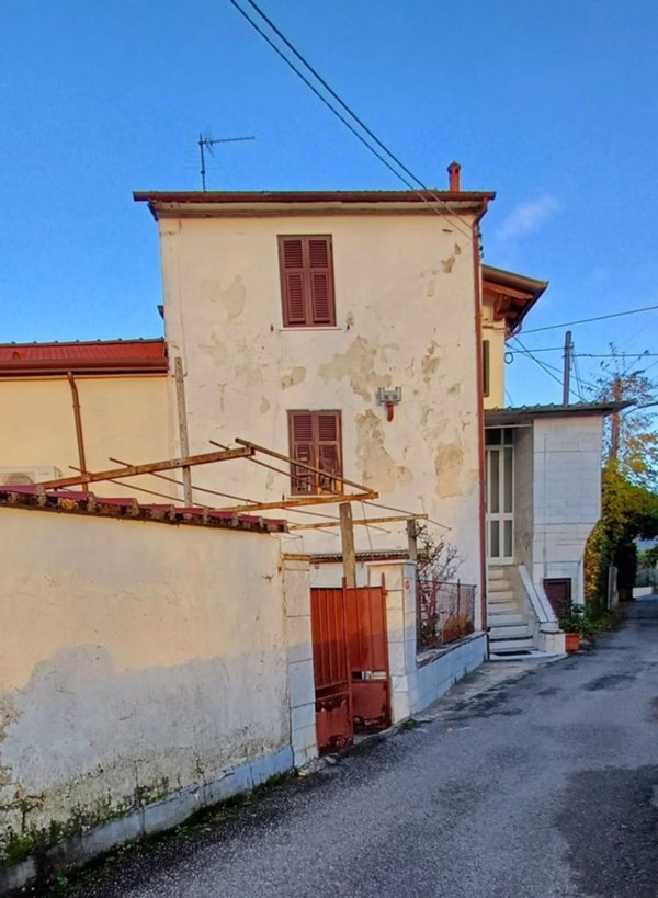 casa indipendente in vendita a Massa in zona Marina di Massa