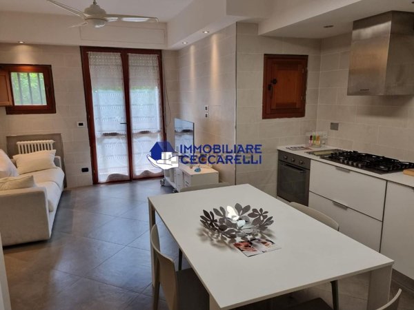 casa indipendente in vendita a Massa in zona Marina dei Ronchi