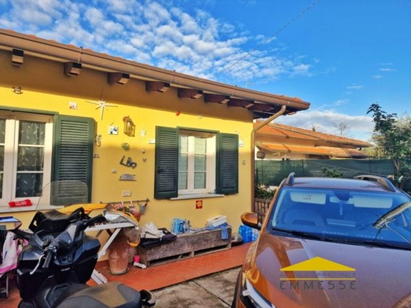 appartamento in vendita a Massa in zona Marina di Massa