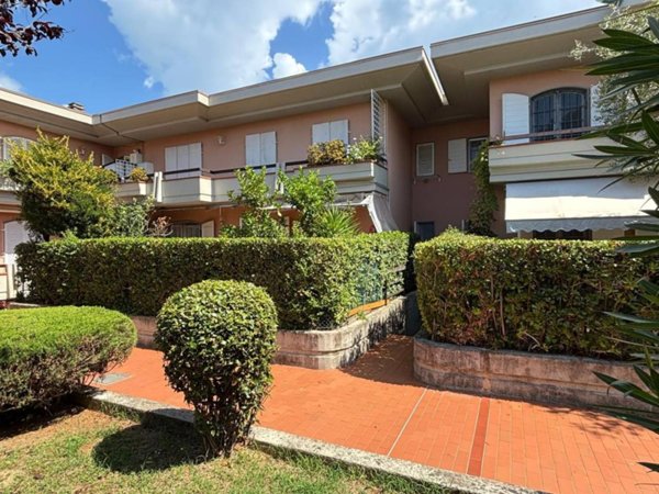 casa indipendente in vendita a Massa in zona Marina di Massa