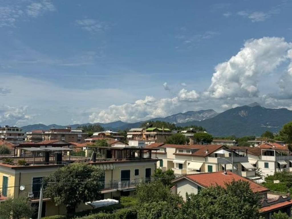 appartamento in vendita a Massa in zona Marina dei Ronchi