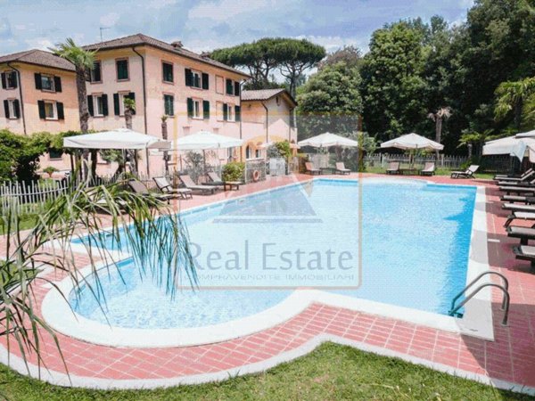 negozio in vendita a Massa in zona Poveromo