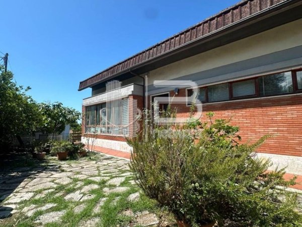 casa indipendente in vendita a Massa