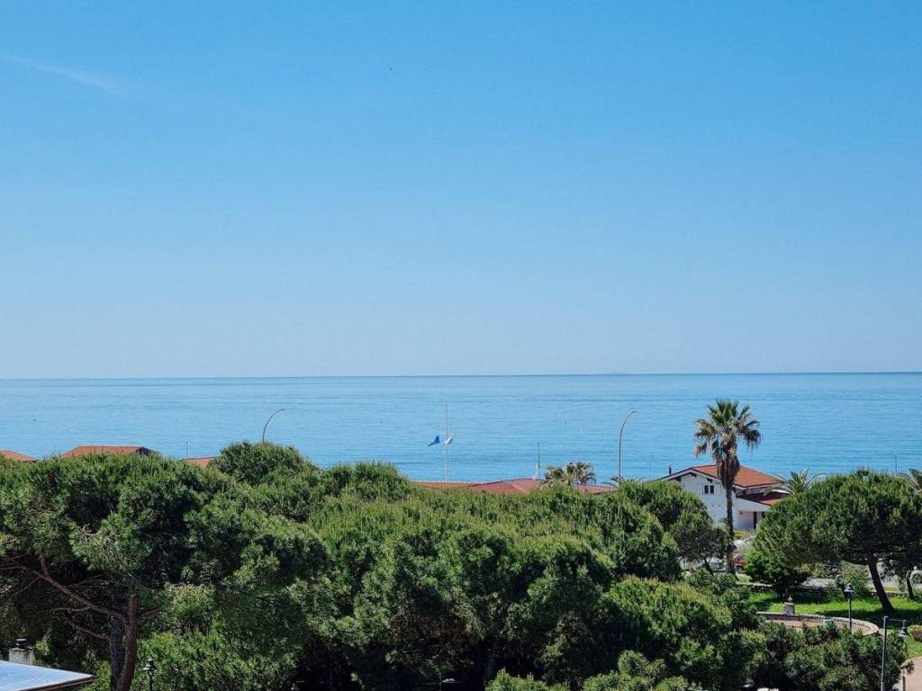 appartamento in vendita a Massa in zona Marina di Massa